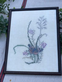 Schilderijen | Planten en vlinder ingelijst borduurwerk in kruissteek