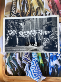 Briefkaarten | Zeeland | Mensen | Zuid-Beveland | 1961 - Kerkuitgang