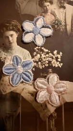 Applicaties | Mix | 3cm - Vintage jaren '60 blauwe en 1 roze bloem