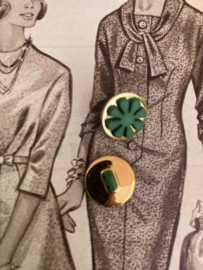 Ø 15 mm | Knopen | Groen |  Elegante metalen goudkleurige blouse knoop met groene bloem en oogje
