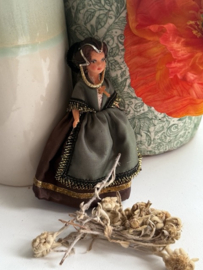 Frankrijk Savoie| Poppen | Klederdracht | Alice met echte gedroogde Edelweiss