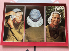 Briefkaarten | West-Friesland | Schagen | Vrouw met kanten muts bevestigt spelden met bloedkoralen ketting