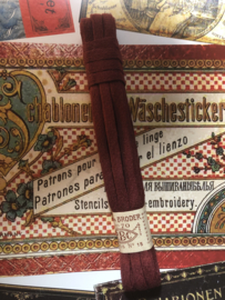 Band | Rood | Bordeaux rood antiek Frans borduurlint RBC 'Lacet a Broder' pon 70 - coloris no. 15  - ca. 1900-1910