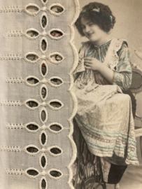 Broderie | Wit | 5,5 cm x 1,45 cm - ivoorkleurig band met bloemetjes en streepjes, met lichte verkleuringen