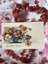Briefkaarten | Bloemen | Viooltjes | 1943 - Gekleurde viooltjes (reliefkaart)in mooie vaas 'Bonne Fête'