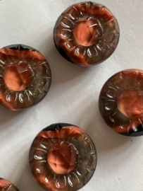 VERKOCHT | Glasknopen | Oranje | Ø 17 mm | Prachtige vintage knoop gemêleerd met zwart/oranje en bruin