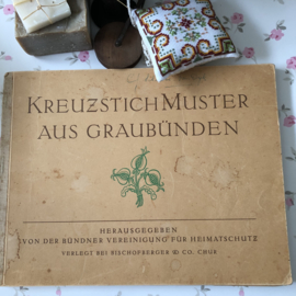 VERKOCHT | 1946 | Boeken | Kruissteken | KreuzstichMuster Aus Graubunden - Bischofberger & Co. | Kruissteekpatronen uit Graubunden