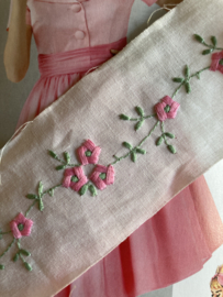 VERKOCHT | Broderie Anglaise | Roze | Bloemen | Wit lakenband met geborduurde bloemetjes (50 x 3 cm)