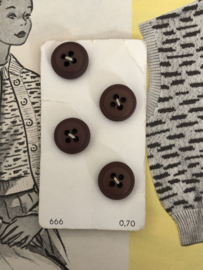 Knopen | Bruin | 15 mm Knopenkaartje met vier stuks knopen met vier gaatjes | jaren '60 