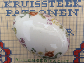 VERKOCHT | Mooi vintage ei-vormig keramieken wit doosje met bloemetjes  "Wedgewood" Made in England