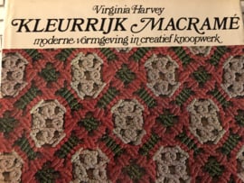 1972 | Boeken | Kleurrijk Macramé: moderne vormgeving in creatief knoopwerk - Virginia Harvey