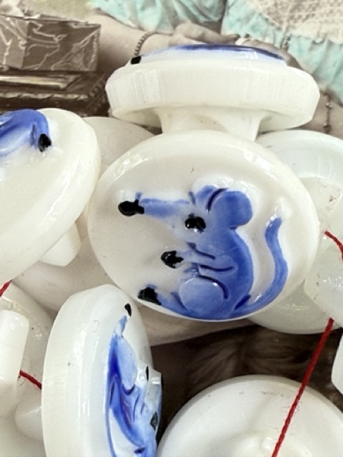Ø 13 mm - 1.3 cm | Glasknopen | Wit | Vintage handbeschilderde glasknoopjes met een lief klein blauw piep muisje