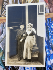 Briefkaarten | Zeeland | Kinderen | 1950 - Echte fotokaart jongen en meisje 'boodschappen gaan doen'