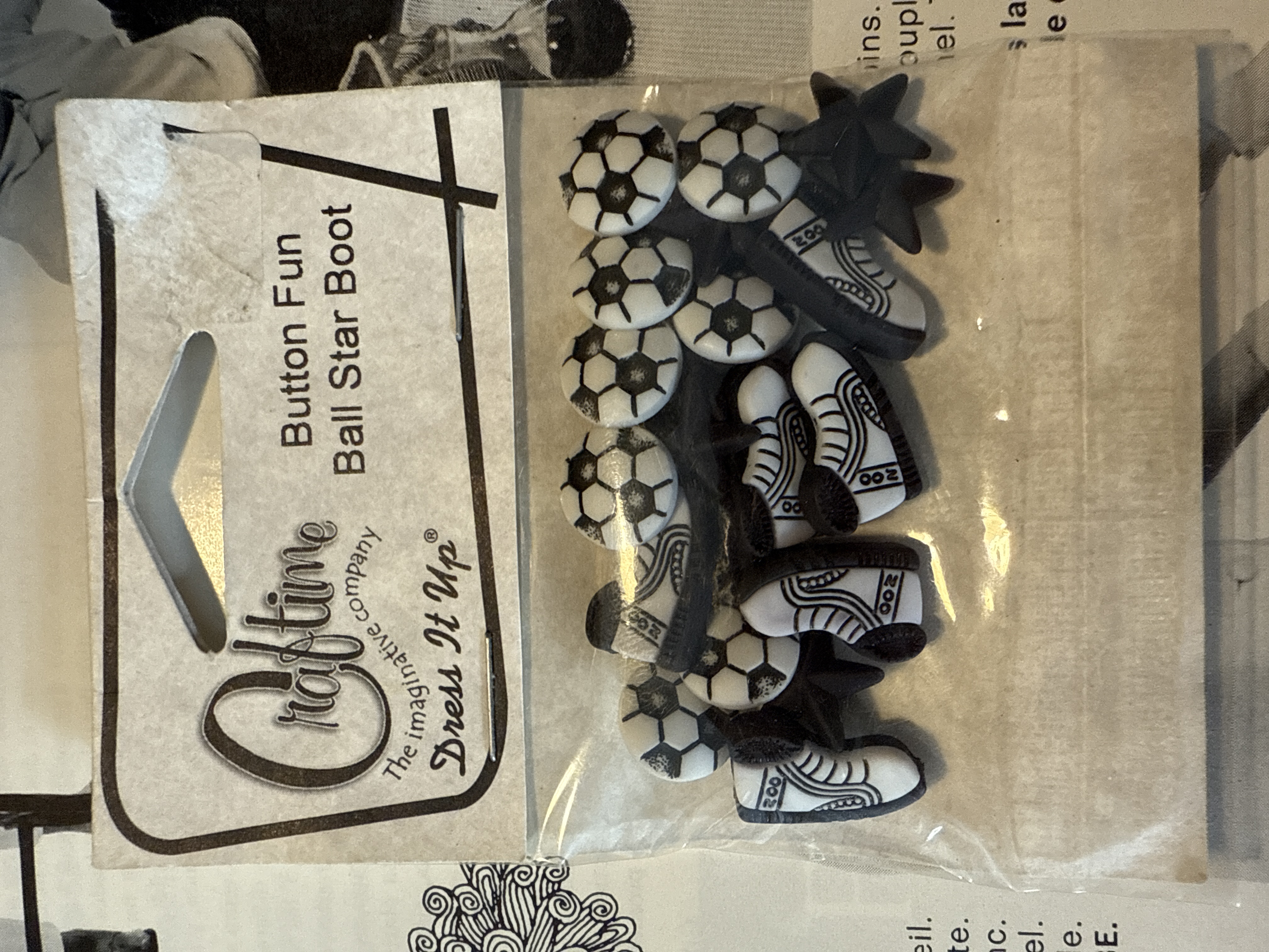 Scrapbook | Ø 20 mm - 2 cm  | Gemengd | Dress It Up Craftime  Voetbal schoenen en voetballen en sterretjes - zwart en wit