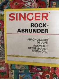 VERKOCHT | Naaigerei | Singer rokkenspuit - rokkenmeter in doos 70s