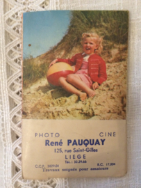 Foto | België | Meisjes | Vintage foto albumpje met negatieven | jaren '60  "Blond meisje met bal op het strand" - KODAK