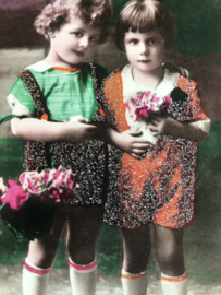 Briefkaarten | Nederland | Meisjes | Meisjes met bloemen, kniekousjes  en glitters