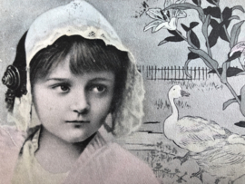 Ansichtkaart | Frankrijk  | Meisjes | 1904 | klein meisje met mutsje en oorijzers klederdracht (streekdracht) - ingetekend met ganzen & lelies