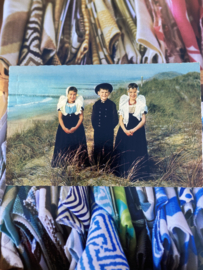 Briefkaarten | Zeeland | Kinderen | 1963 - Fotokaart Zeeuwse klederdracht 'Een leuk drietal', twee meisjes en een jongen