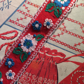 VERKOCHT | Band | Rood | Folklore band met bloemen wit - blauw - groen | 100% katoen 'Margriet' (2 cm)