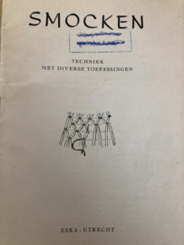 VERKOCHT | Boeken | Naaien | Smocken: TECHNIEK MET DIVERSE TOEPASSINGEN - Eska Utrecht : No. 9 van RAAD en DAAD ca. 1960
