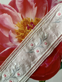 VERKOCHT | Broderie Anglaise | Roze-wit | Bloemen | Schitterend antiek sierband met geborduurde bloemetjes met roze hartje en licht grijze steeltjes (50 x 5,5 cm)