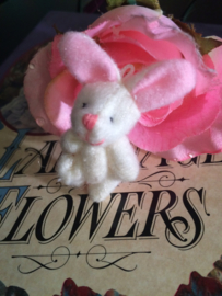 Fournituren | Wit | Vilten mini konijntje "Sweet little Rabbit"  (7 cm)