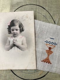 VERKOCHT | Mixed-Media - scrapbook | Ansichtkaart | Frankrijk | Meisjes | 1907 Fotokaart van biddend meisje met borduurwerkje