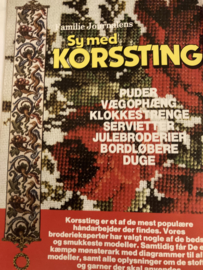 Tijdschriften | Borduren | Denemarken | Familie Journalens Sy med KORSSTING Masser af Broderier - met Nederlandse vertaling - paddenstoel en rozen