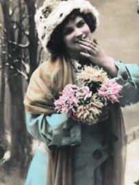 VERKOCHT | Nieuwjaar | Briefkaarten | Meisjes | Carte Postale - Bonne Année 'Meisje met bontmutsje en bosje bloemen in kerstsfeer