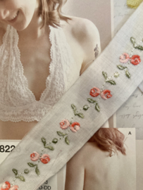 VERKOCHT | Broderie Anglaise | Roze | Roosjes | Wit lakenband met geborduurde roosjes (50 x 3 cm)