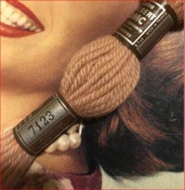 * 7123 borduurwol ROZE - OUD DMC Laine pour tapisserie - virgin wool