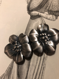 VERKOCHT | Gespen | Ovaal | Kunststof mantelhaak - bloemen vintage