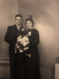 Foto | Echtpaar in trouwkleding met boeket (gekartelde rand)
