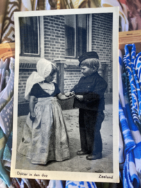 Briefkaarten | Zeeland | Kinderen | 1955 - Fotokaart jongen en meisje  'Dokter in de den dorp, Zeeland' (2)