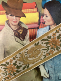Sierband | Geel | 05,8 cm -  Agrementband | Meubelband | La Francoise du Decor vintage (oker) geel katoen met roestbruine bloemen en groene blaadjes