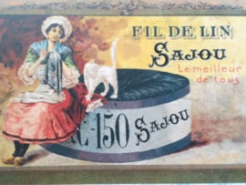 VERKOCHT | Briefkaart | Maison Sajou "bordurende vrouw uit Normandië" | #haberdashery #fournituren #borduren