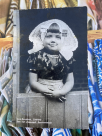 Briefkaarten | Zeeland | Kinderen | Zuid-Beveland | 1950 - Fotokaart meisje  'Zeeuwsch Boerenmeisje'