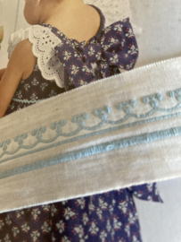 Broderie Anglaise | Blauw | 03 cm x 50 cm - Strepen | Antiek lakenband met geborduurde lichtblauwe streep en rand 