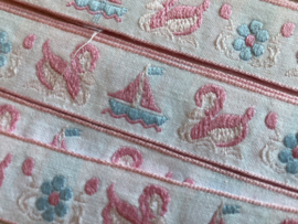 Sierband | Roze | 02, 5 cm - Kinderen |  Vintage sierband witte ondergrond met zwaantjes, bootjes en bloemetjes 