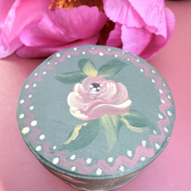 Hout | Handgemaakte spaandoos klein Duits ringen- of sieraad doosje "Roze Roosje"  | jaren '70