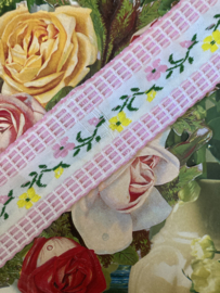 Sierband | Roze | Bloemen | Vintage band met roze accenten en roze  en gele bloemetjes (4 cm)