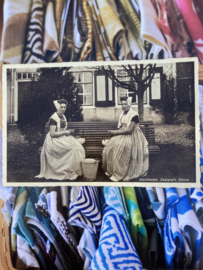 Briefkaarten | Zeeland | Vrouwen | Walcheren | 1935 -  Fotokaart - met kartelrandje 'Zeelands Glorie' - vrouwen die aardappelen schillen