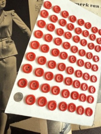 Ø 10 mm - 1 cm - Knopenkaarten | Rood | knopenkaart vol met  kleine rode knoopjes (kaart 19 x 14 cm)