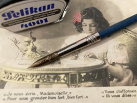 Set | Inktpen, kroontjespen E.F. Soennecken E.F. 50, vintage Pelikan 4001 inkt en antieke kaart 'Schrijvend meisje'