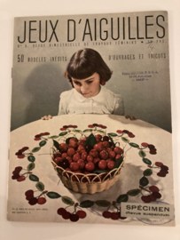 Tijdschriften | Borduren | Frankrijk | 1935 - Jeux D'Aiguilles no. 8  Revue Bimestrielle de Traveau Feminens - kersen - Smokwerk
