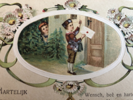 Ansichtkaart | Nederland | Jongens | 1906 - Victoriaanse Reliëfkaart | 'Jongetje bij brievenbus en glurend meisje' 'Hartelijk Gefeliciteerd - met tekst