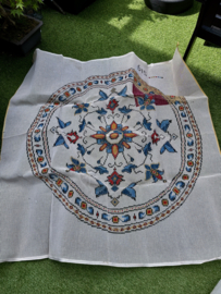 VERKOCHT | Smyrna | Groot rond vintage stramien bloemmotief (ca. 150 x 165 cm)