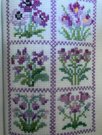 Borduurwol | Pakketten | Ruikertjes van violen en krokussen, met gratis patroon en 6 strengen borduurwol