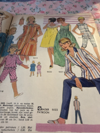 Madeleine: mode en patronenblad van Margriet | 1965, nr. 08 augustus 1965 - 88 knippatronen gratis raderblad - kantoorkleding - pyjama - dames jas - jongens pakje en jas - rokken